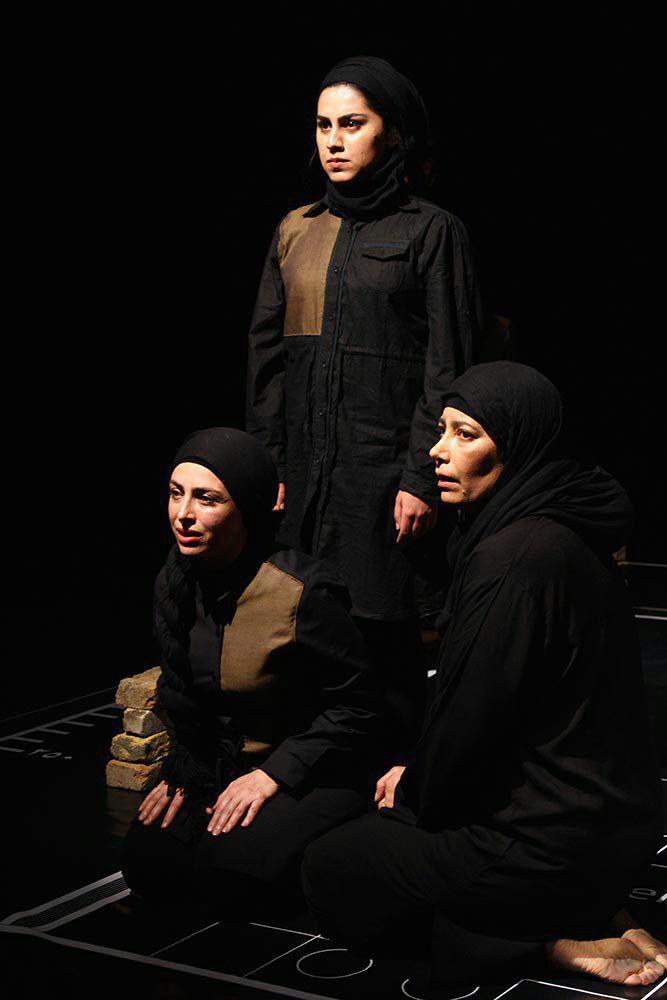 نقد نمایش سانتی‌متر به کارگردانیِ مرتضی شاه‌کرم؛ درد با چاشنیِ طنز