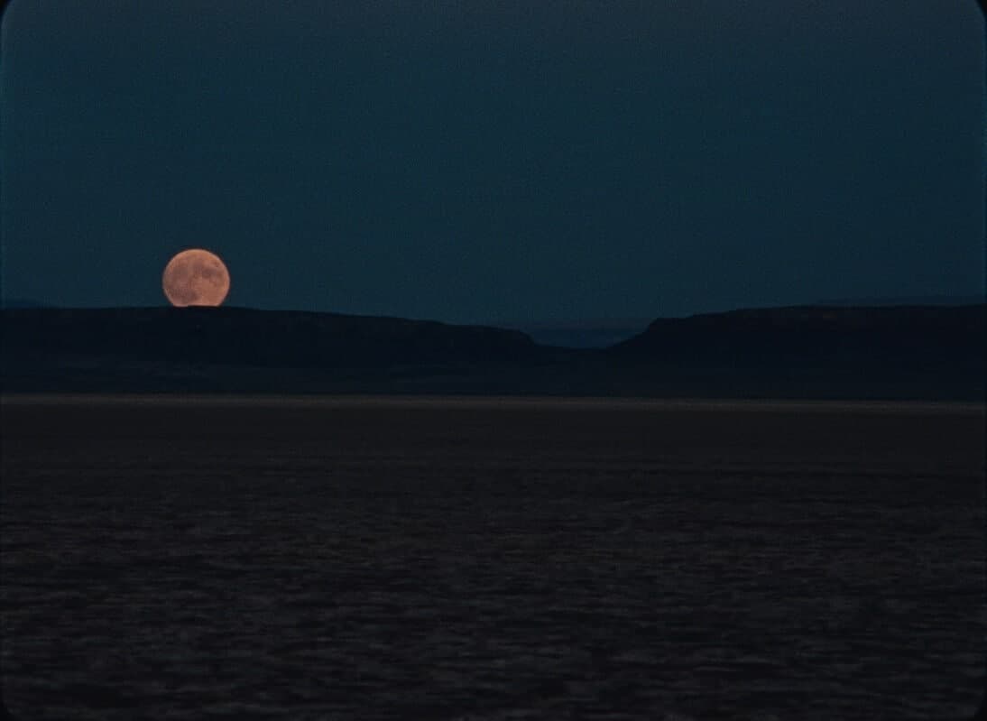 مستند به ماه مستند به ماه